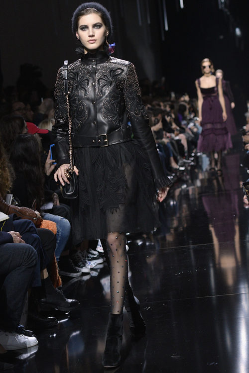 Cazadora de cuero de Elie Saab de la colección otoño/invierno 2017/2018 en París Fashion Week