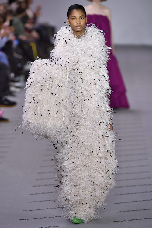 Vestido de pelo de la colección otoño/invierno 2017/2018 de Balenciaga en Paris Fashion Week