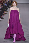 Vestido fucsia de la colección otoño/invierno 2017/2018 de Balenciaga en Paris Fashion Week