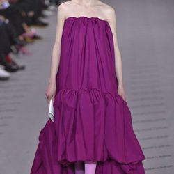 Vestido fucsia de la colección otoño/invierno 2017/2018 de Balenciaga en Paris Fashion Week