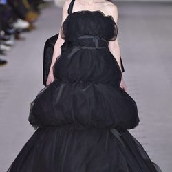 Vestido negro voluminoso de la colección otoño/invierno 2017/2018 de Balenciaga en Paris Fashion Week