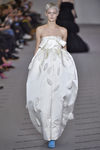 Vestido blanco de la colección otoño/invierno 2017/2018 de Balenciaga en Paris Fashion Week