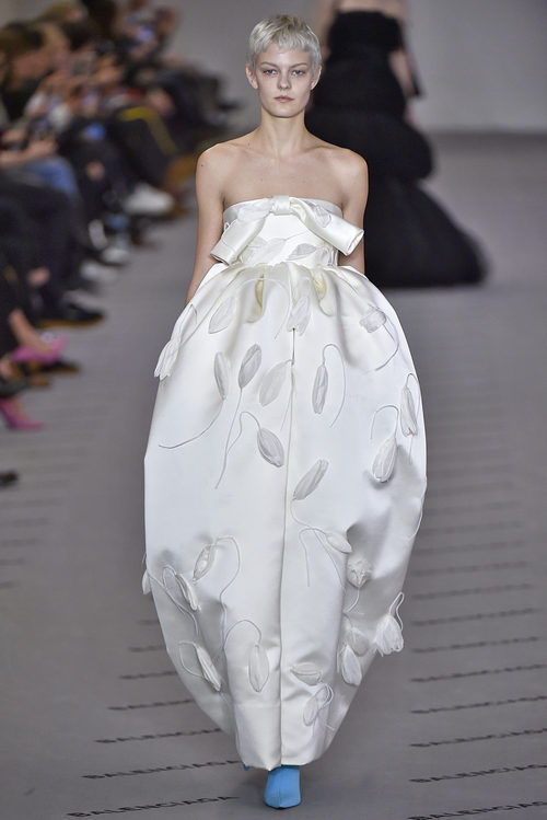 Vestido blanco de la colección otoño/invierno 2017/2018 de Balenciaga en Paris Fashion Week