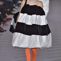 Vestido de rayas blancas y negras de la colección otoño/invierno 2017/2018 de Balenciaga en Paris Fashion Week