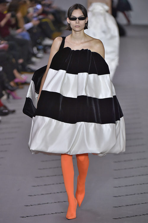 Vestido de rayas blancas y negras de la colección otoño/invierno 2017/2018 de Balenciaga en Paris Fashion Week