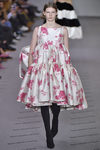 Vestido blanco con flores de la colección otoño/invierno 2017/2018 de Balenciaga en Paris Fashion Week
