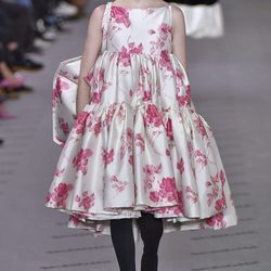 Vestido blanco con flores de la colección otoño/invierno 2017/2018 de Balenciaga en Paris Fashion Week