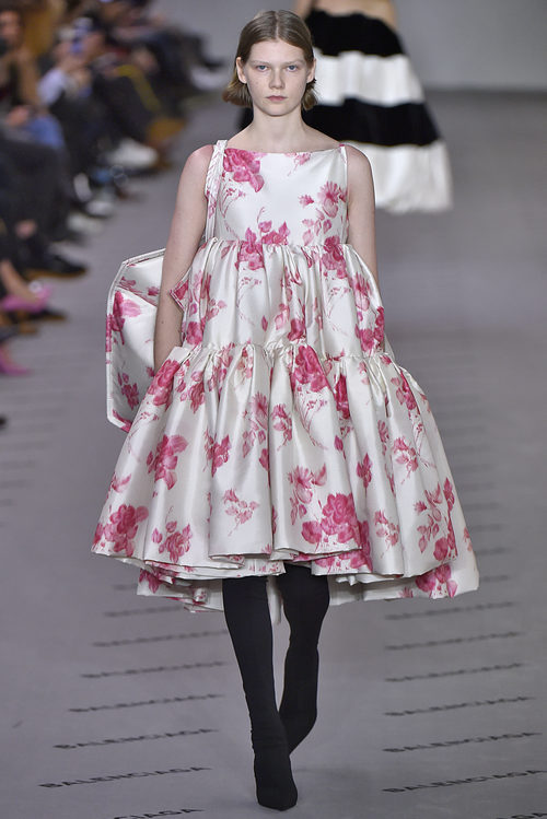 Vestido blanco con flores de la colección otoño/invierno 2017/2018 de Balenciaga en Paris Fashion Week