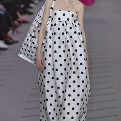 Vestido de lunares de la colección otoño/invierno 2017/2018 de Balenciaga en Paris Fashion Week