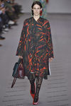 Vestido con pliegues de la colección otoño/invierno 2017/2018 de Balenciaga en Paris Fashion Week