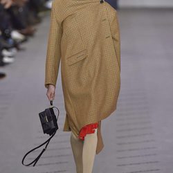 Abrigo camel de la colección otoño/invierno 2017/2018 de Balenciaga en Paris Fashion Week