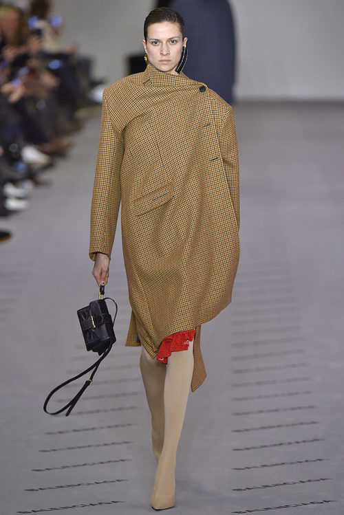 Abrigo camel de la colección otoño/invierno 2017/2018 de Balenciaga en Paris Fashion Week
