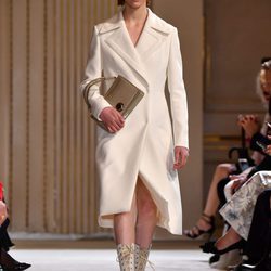 Abrigo blanco de Giambattista Valli otoño/invierno 2017/2018 en la Paris Fashion Week