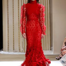 Vestido largo con encaje de Giambattista Valli otoño/invierno 2017/2018 en la Paris Fashion Week