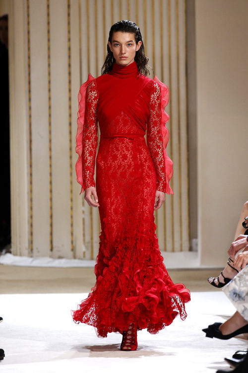Vestido largo con encaje de Giambattista Valli otoño/invierno 2017/2018 en la Paris Fashion Week