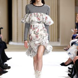 Vestido mini de Giambattista Valli otoño/invierno 2017/2018 en la Paris Fashion Week