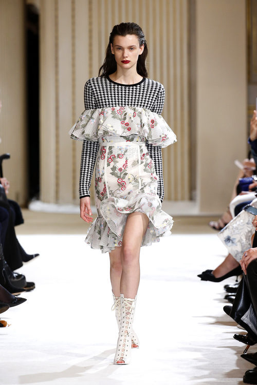 Vestido mini de Giambattista Valli otoño/invierno 2017/2018 en la Paris Fashion Week