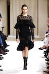 Vestido midi negro de Giambattista Valli otoño/invierno 2017/2018 en la Paris Fashion Week