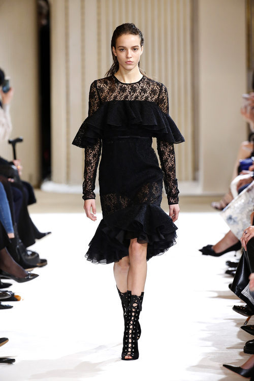 Vestido midi negro de Giambattista Valli otoño/invierno 2017/2018 en la Paris Fashion Week