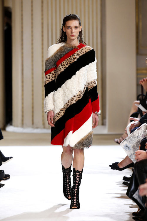 Abrigo de tejido de pelo de Giambattista Valli otoño/invierno 2017/2018 en la Paris Fashion Week