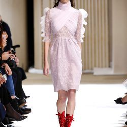 Vestido rosa cuarzo de Giambattista Valli otoño/invierno 2017/2018 en la Paris Fashion Week