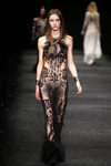 Vestido con transparencias de Alexander McQueen otoño/invierno 2017/2018 en la Paris Fashion Week