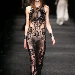Vestido con transparencias de Alexander McQueen otoño/invierno 2017/2018 en la Paris Fashion Week