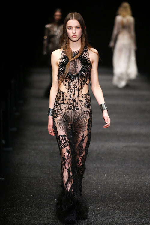 Vestido con transparencias de Alexander McQueen otoño/invierno 2017/2018 en la Paris Fashion Week
