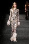 Vestido con detalles plateados de Alexander McQueen otoño/invierno 2017/2018 en la Paris Fashion Week