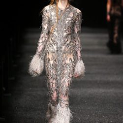 Vestido con detalles plateados de Alexander McQueen otoño/invierno 2017/2018 en la Paris Fashion Week