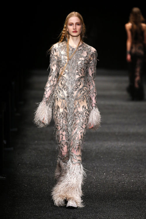 Vestido con detalles plateados de Alexander McQueen otoño/invierno 2017/2018 en la Paris Fashion Week