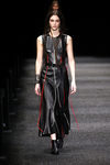 Vestido de cuero negro de Alexander McQueen otoño/invierno 2017/2018 en la Paris Fashion Week