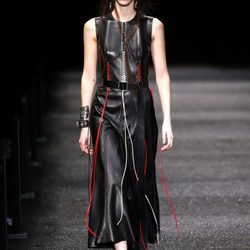 Vestido de cuero negro de Alexander McQueen otoño/invierno 2017/2018 en la Paris Fashion Week
