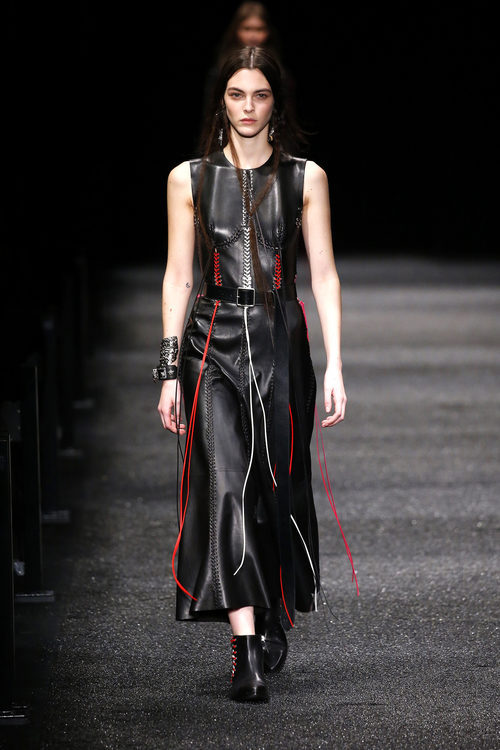 Vestido de cuero negro de Alexander McQueen otoño/invierno 2017/2018 en la Paris Fashion Week