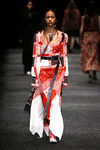 Vestido rojo y blanco de Alexander McQueen otoño/invierno 2017/2018 en la Paris Fashion Week