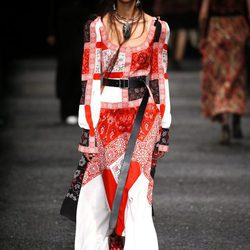 Vestido rojo y blanco de Alexander McQueen otoño/invierno 2017/2018 en la Paris Fashion Week
