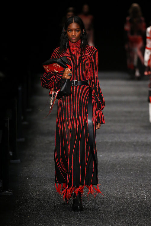 Vestido negro con rayas rojas de Alexander McQueen otoño/invierno 2017/2018 en la Paris Fashion Week