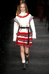 Vestido estructurado de Alexander McQueen otoño/invierno 2017/2018 en la Paris Fashion Week
