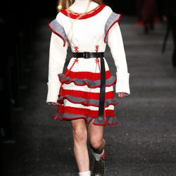 Vestido estructurado de Alexander McQueen otoño/invierno 2017/2018 en la Paris Fashion Week