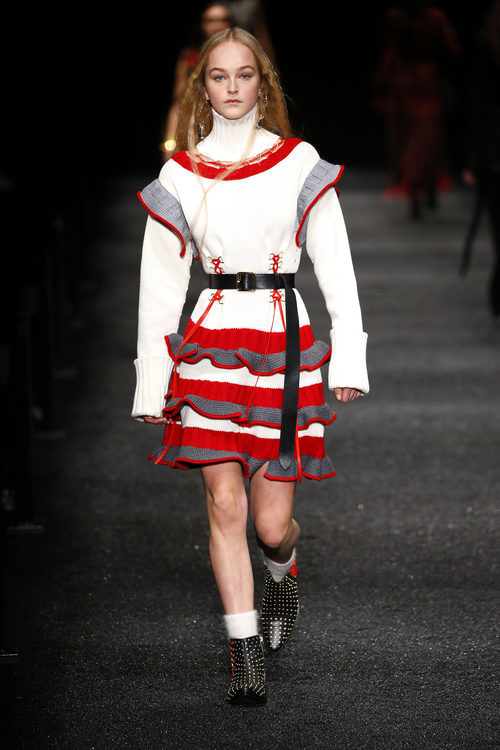 Vestido estructurado de Alexander McQueen otoño/invierno 2017/2018 en la Paris Fashion Week