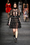 Vestido negro con transparencias de Alexander McQueen otoño/invierno 2017/2018 en la Paris Fashion Week