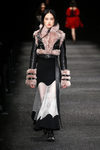 Chaqueta con tejido de pelo de Alexander McQueen otoño/invierno 2017/2018 en la Paris Fashion Week