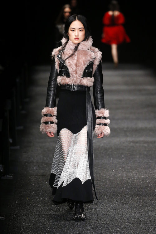 Chaqueta con tejido de pelo de Alexander McQueen otoño/invierno 2017/2018 en la Paris Fashion Week