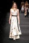 Vestido blanco estampado de Alexander McQueen otoño/invierno 2017/2018 en la Paris Fashion Week