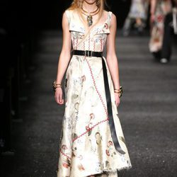 Vestido blanco estampado de Alexander McQueen otoño/invierno 2017/2018 en la Paris Fashion Week