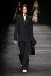 Traje de chaqueta sport de Alexander McQueen otoño/invierno 2017/2018 en la Paris Fashion Week