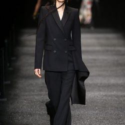 Traje de chaqueta sport de Alexander McQueen otoño/invierno 2017/2018 en la Paris Fashion Week