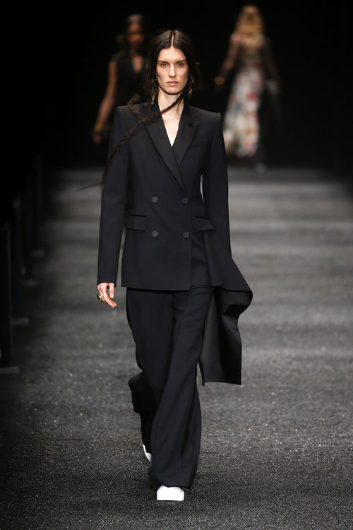Traje de chaqueta sport de Alexander McQueen otoño/invierno 2017/2018 en la Paris Fashion Week
