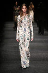 Vestido bordado de Alexander McQueen otoño/invierno 2017/2018 en la Paris Fashion Week