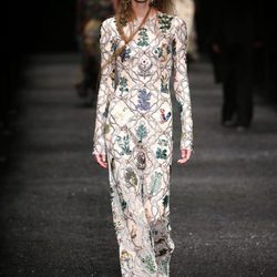 Vestido bordado de Alexander McQueen otoño/invierno 2017/2018 en la Paris Fashion Week